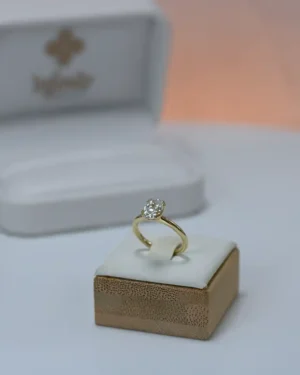 Anillo de compromiso hilo redondo uñas garra piedra ovalada en oro, modelo AN-C3 - foto 3
