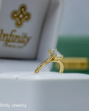 Anillo de compromiso solitario piedra corte esmeralda en oro, modelo AN-C34 - foto 2