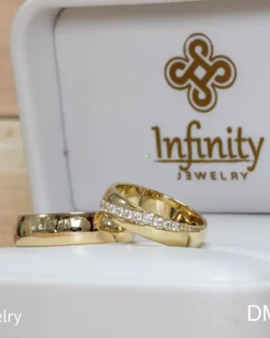 Dúo matrimonial media caña acabado brillante engaste cruzado en oro, modelo DM-9 - foto 3