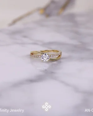 Anillo de compromiso aro entrelazado con piedra central en oro, modelo AN-C291 - foto 3